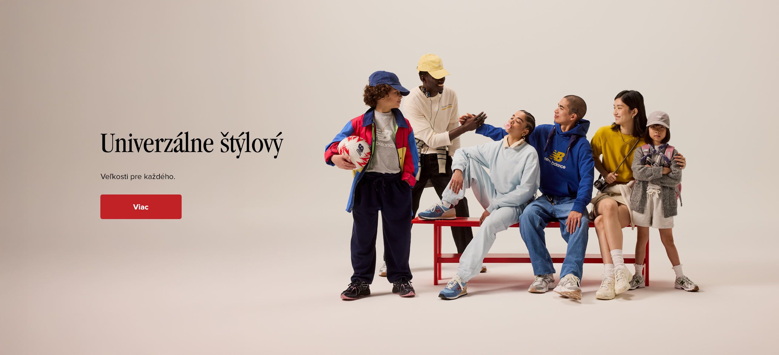 Grupa młodzieży na ławce.