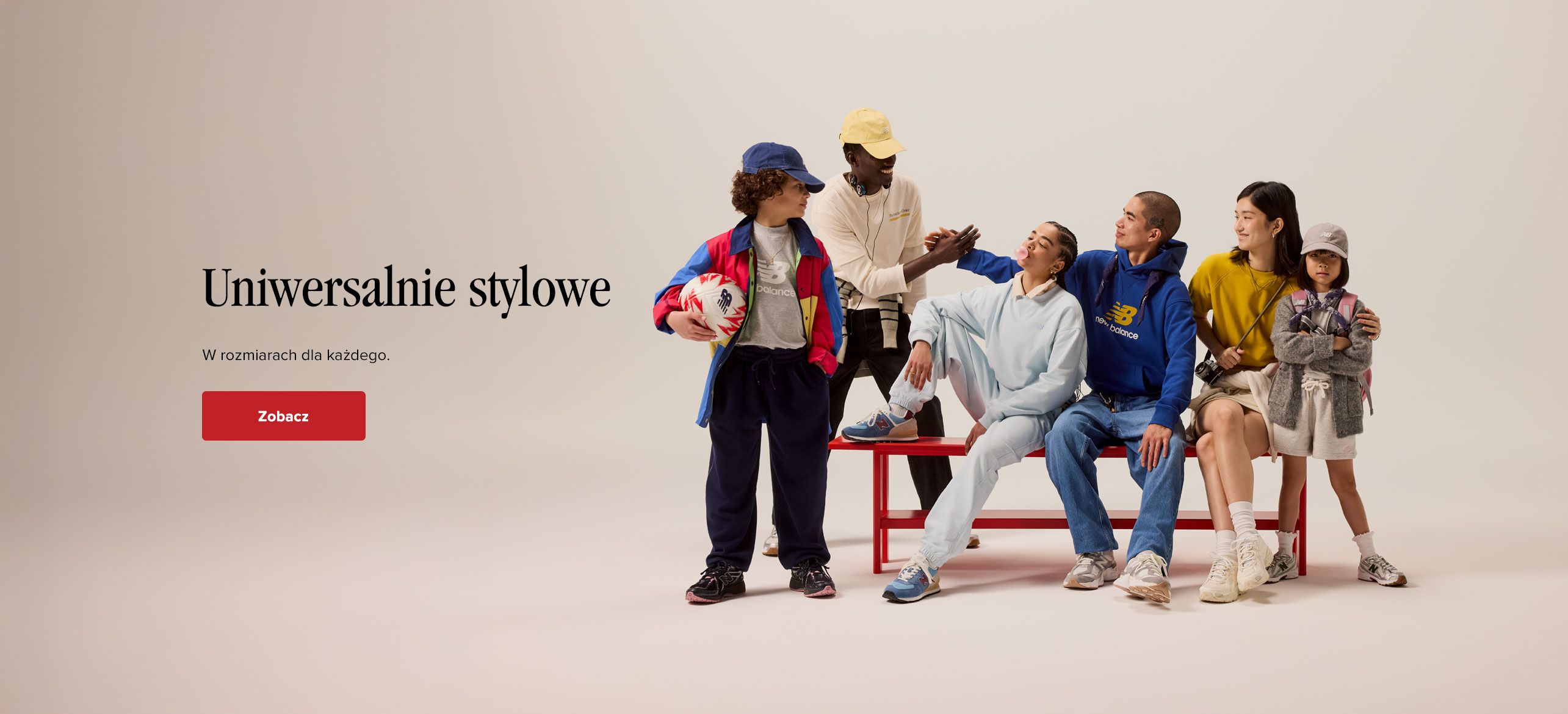 Grupa młodych ludzi na ławce.