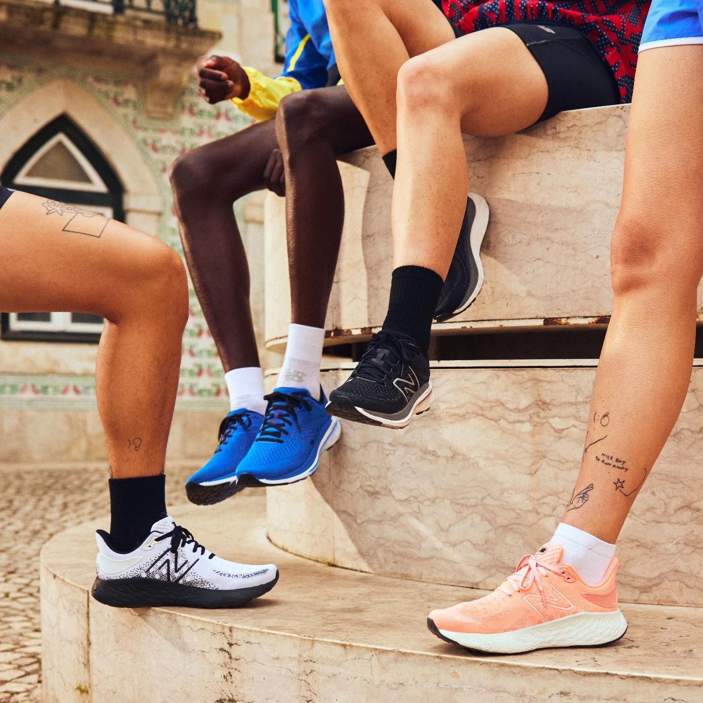 Čtyři lidé v botách New Balance