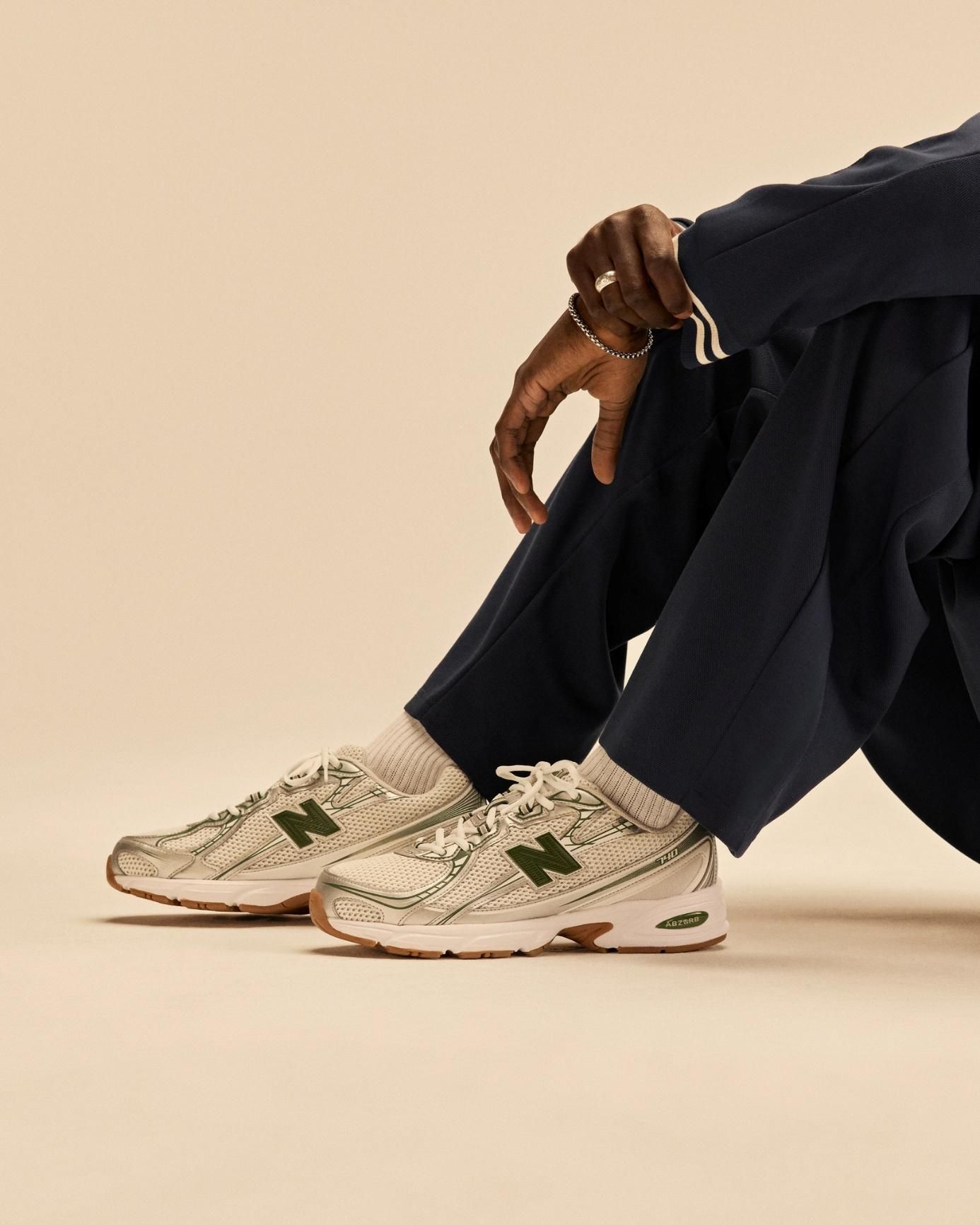 Muž sedí v botách New Balance