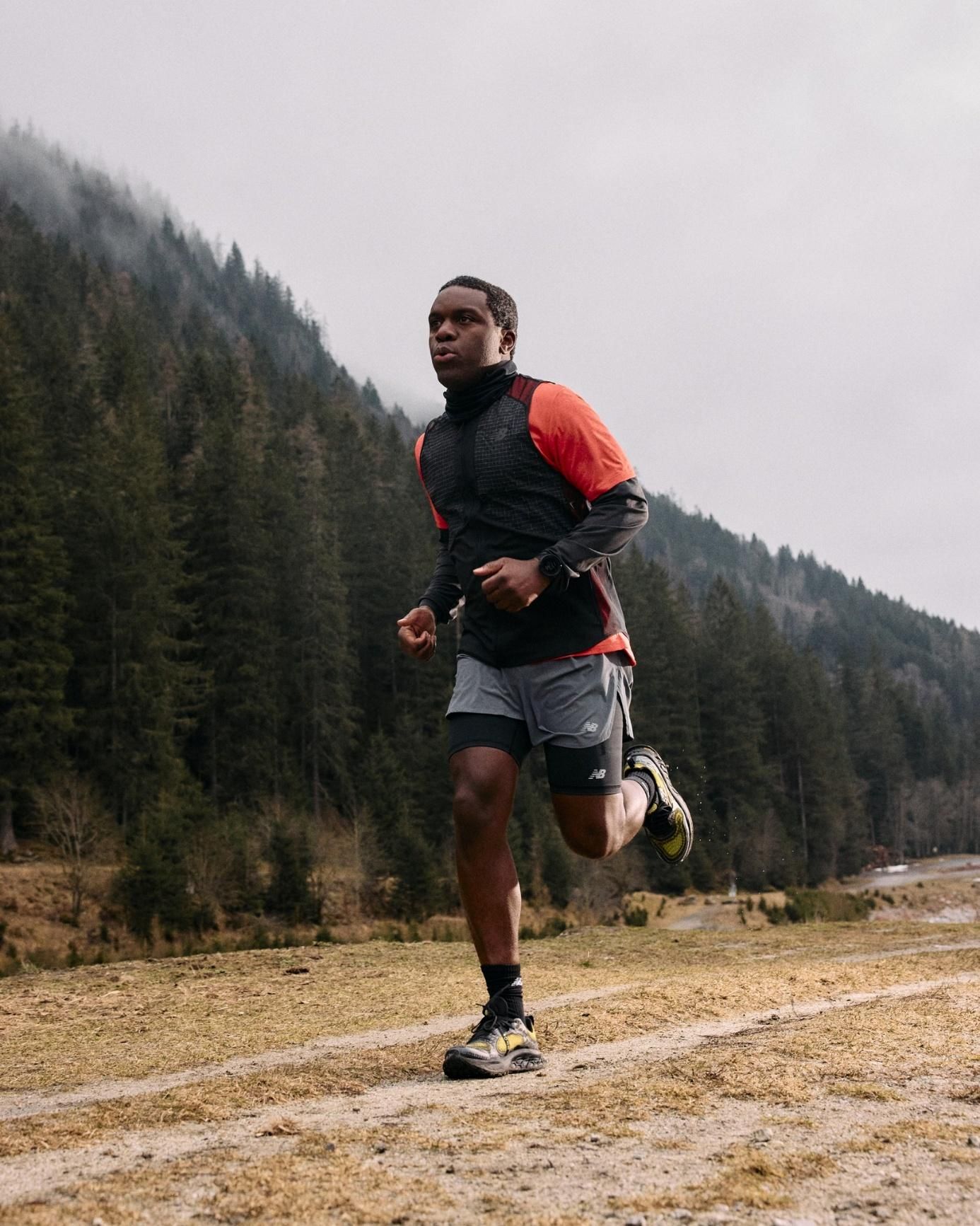 Muž běží v horách