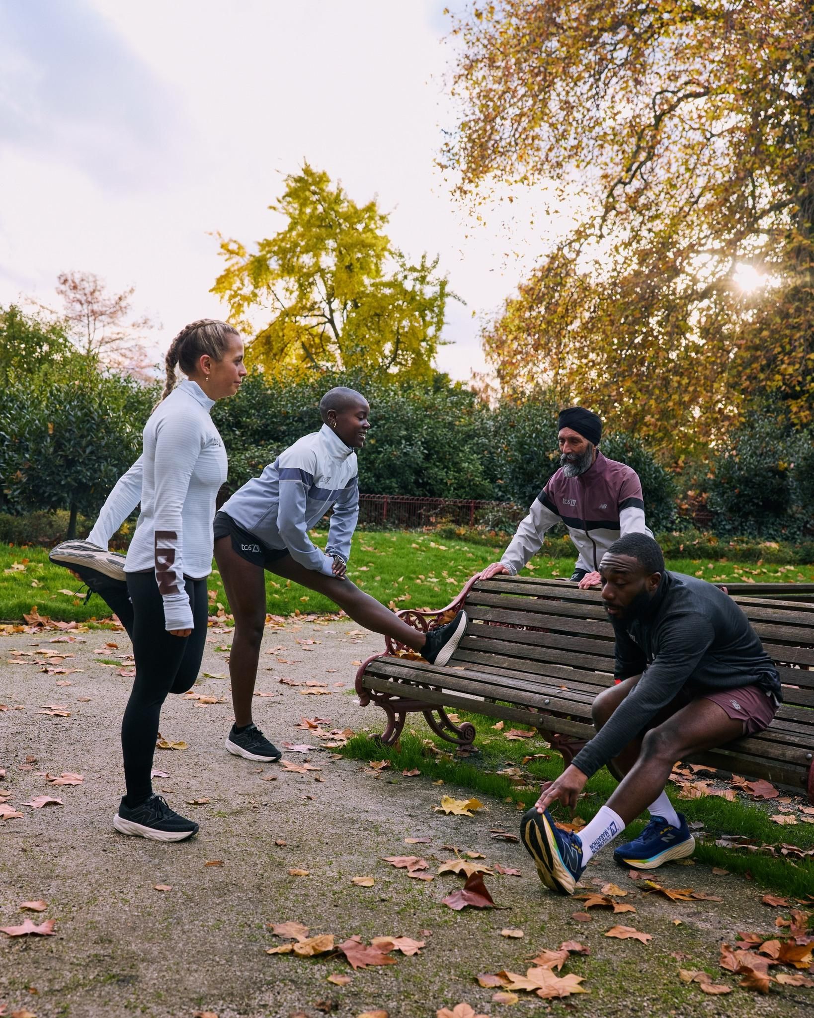 Skupina lidí se protahuje u lavičky