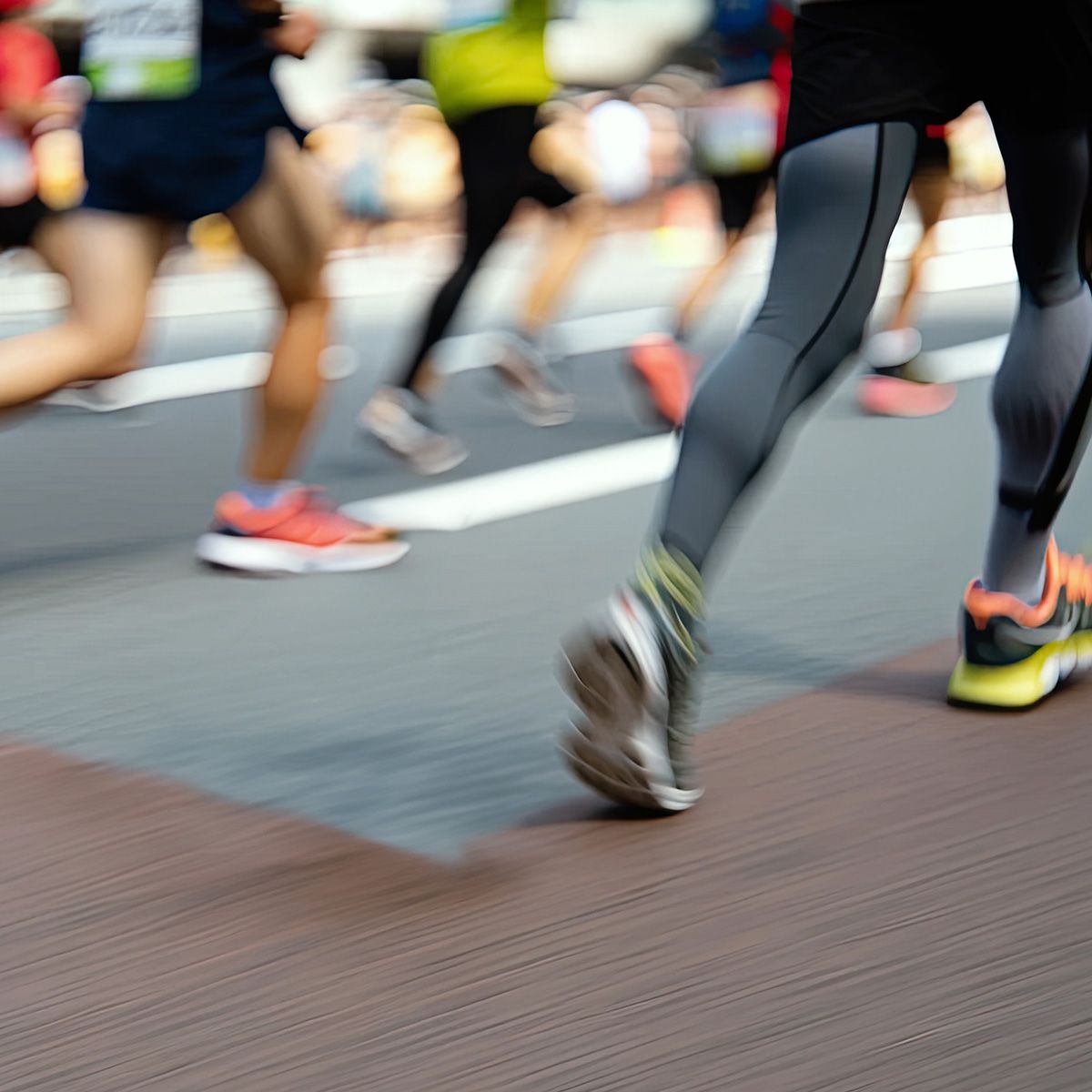 Biegacze półmaratonu biegną ulicą. - tytułowa
