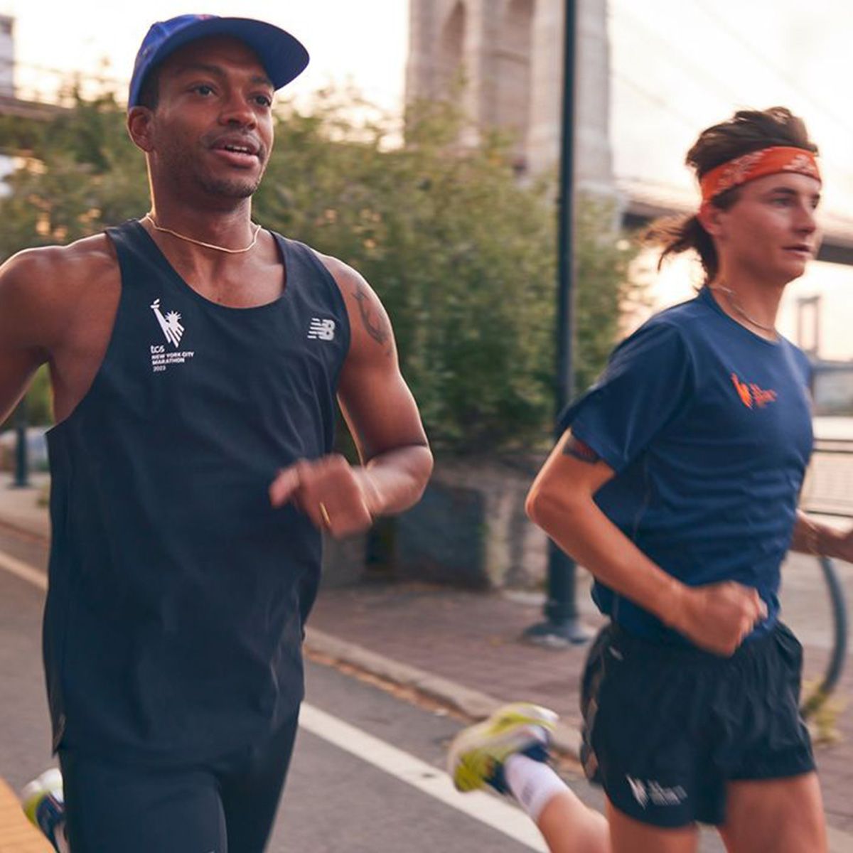 Dwóch biegaczy w ubraniach New Balance. - tytułowa