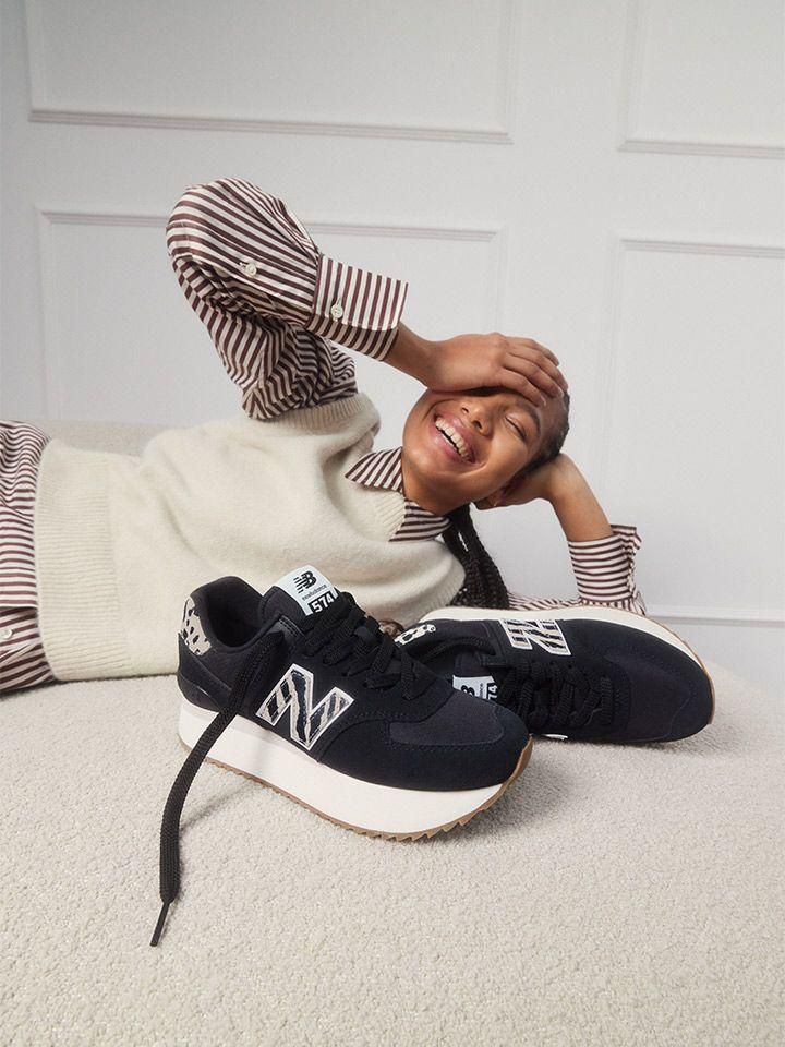 žena spokojená se svými teniskami New Balance 574