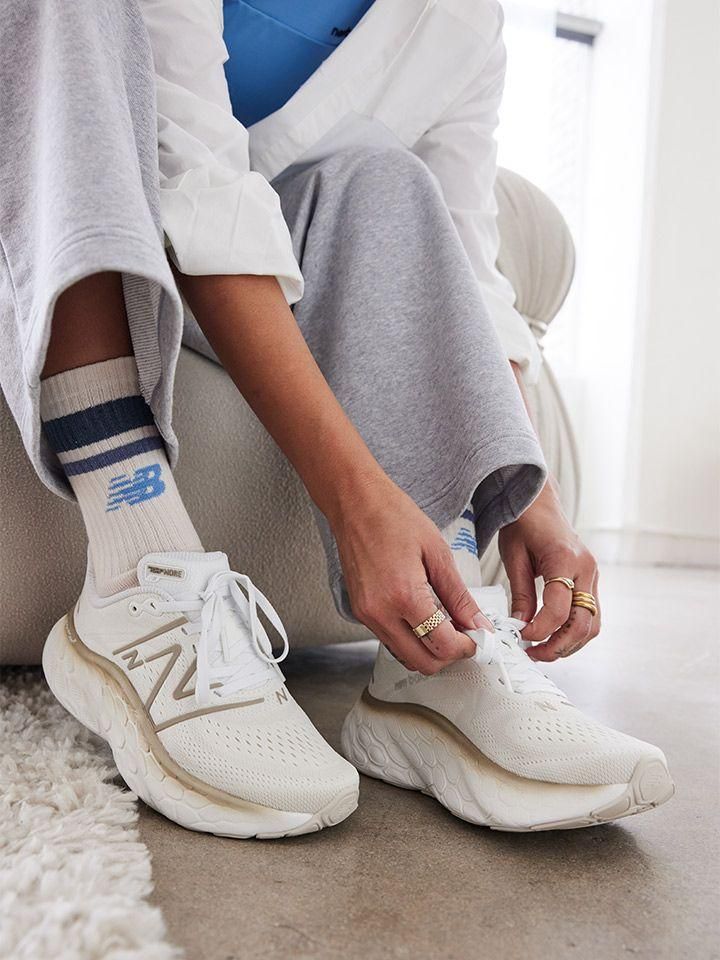 Žena zavazuje sportovní boty New Balance