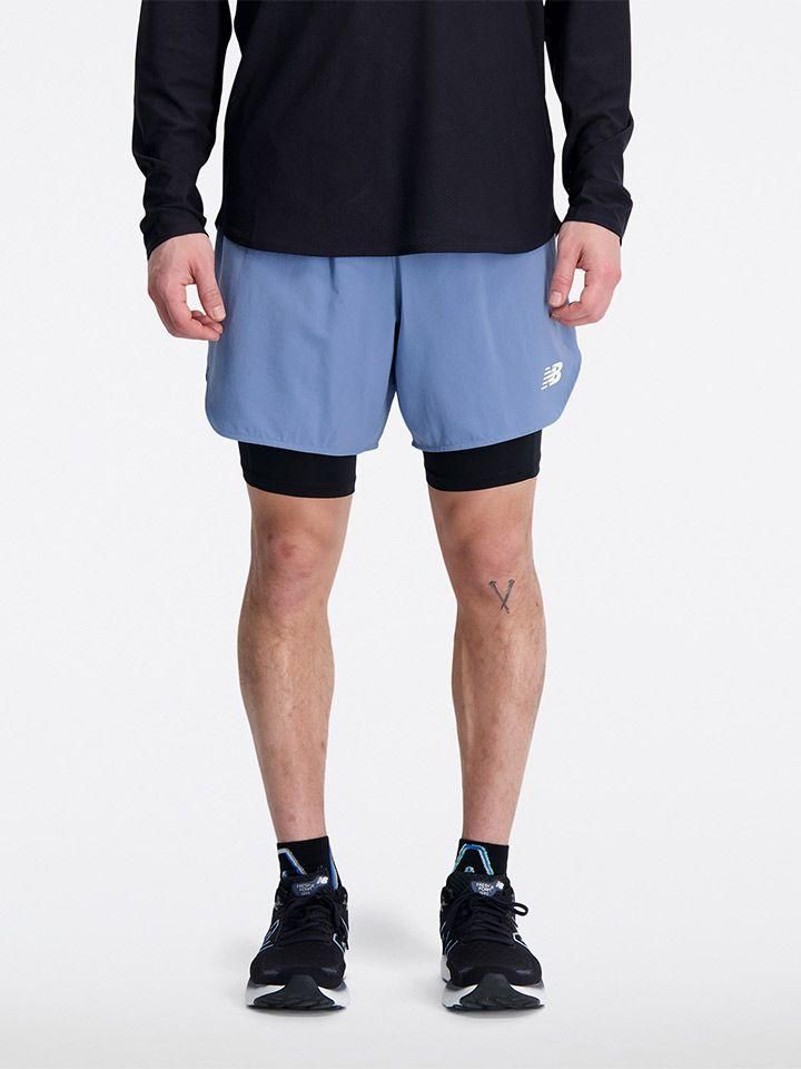 muž v modročerných sportovních kraťasech New Balance