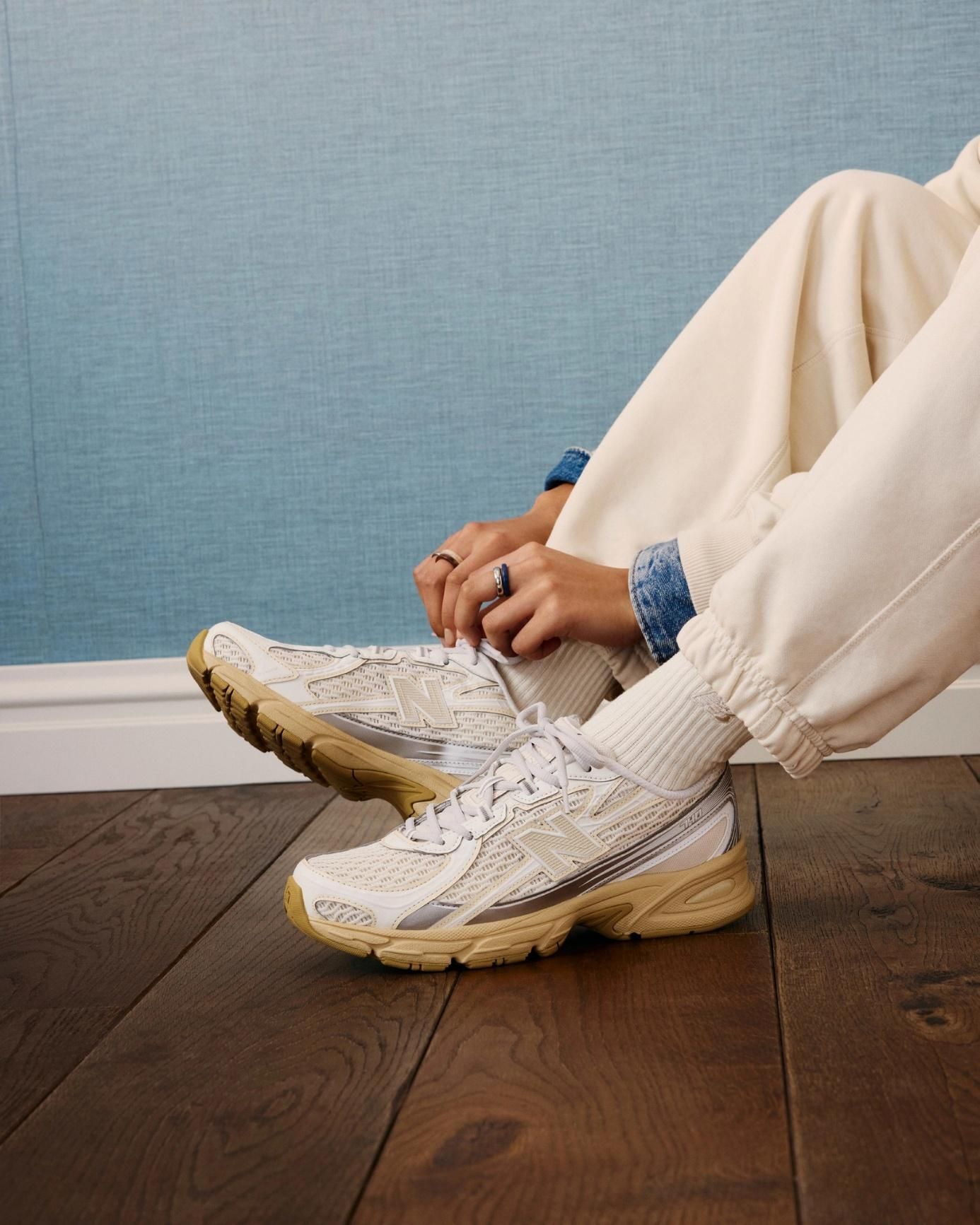 nő New Balance 740 cipőt köt