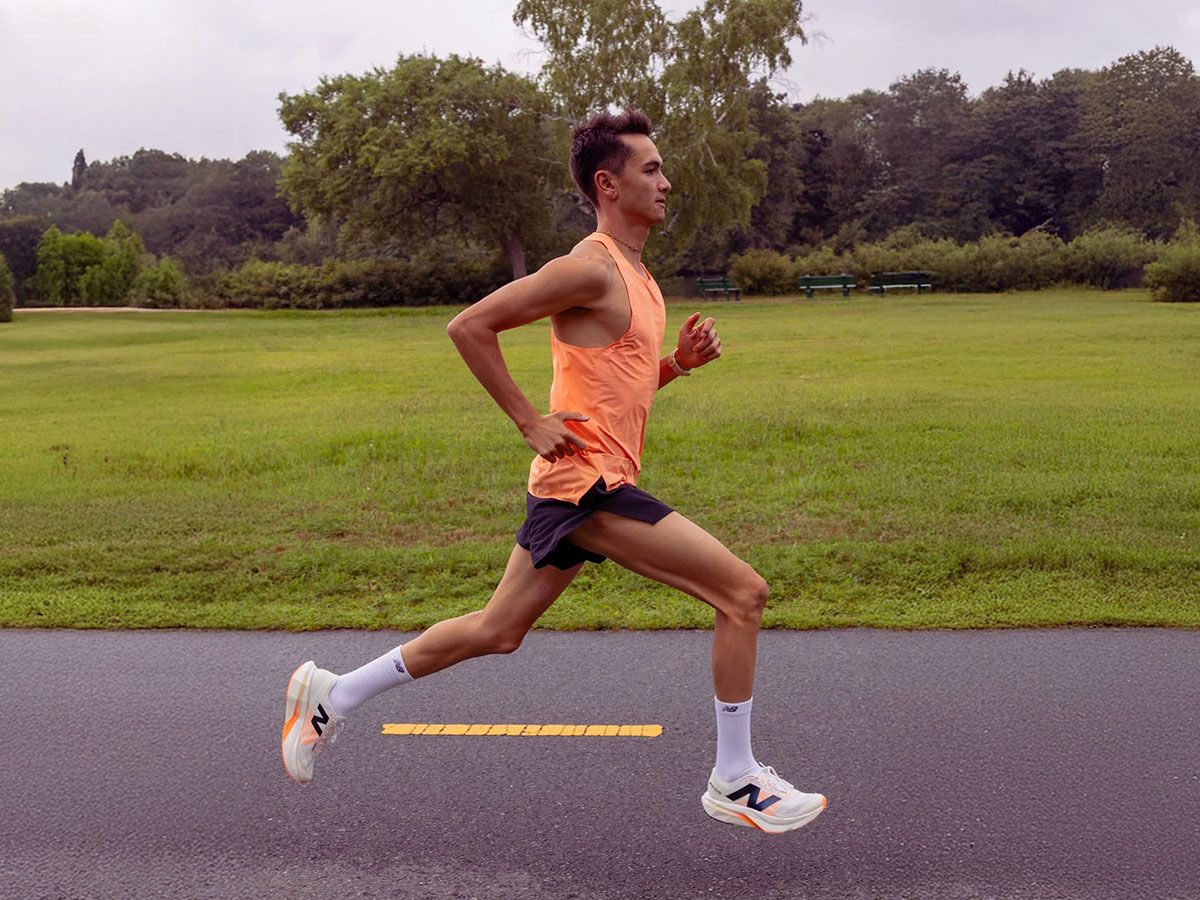 Mężczyzna biegający po ścieżce w parku w ubraniach sportowych marki New Balance. - zdjęcie