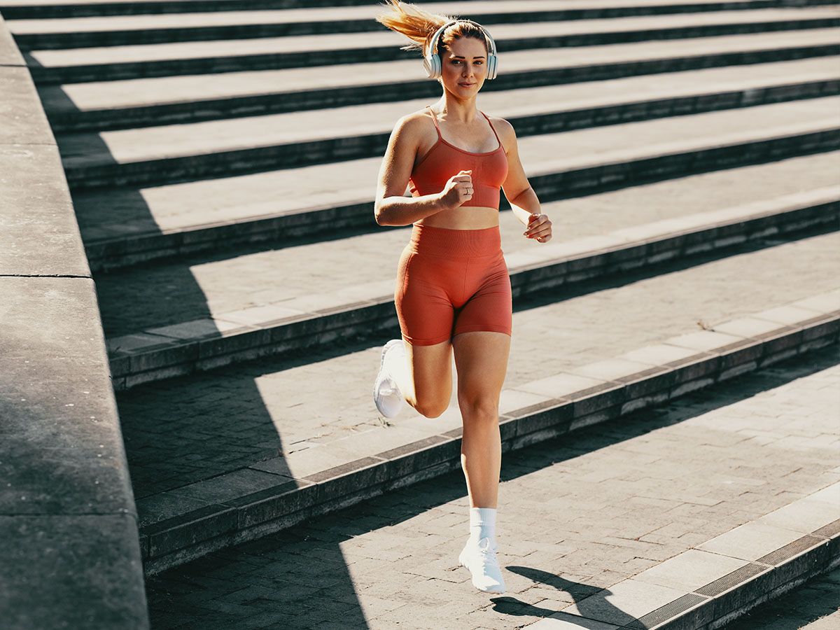 Kobieta biegająca po schodach na świeżym powietrzu. - zdjęcie