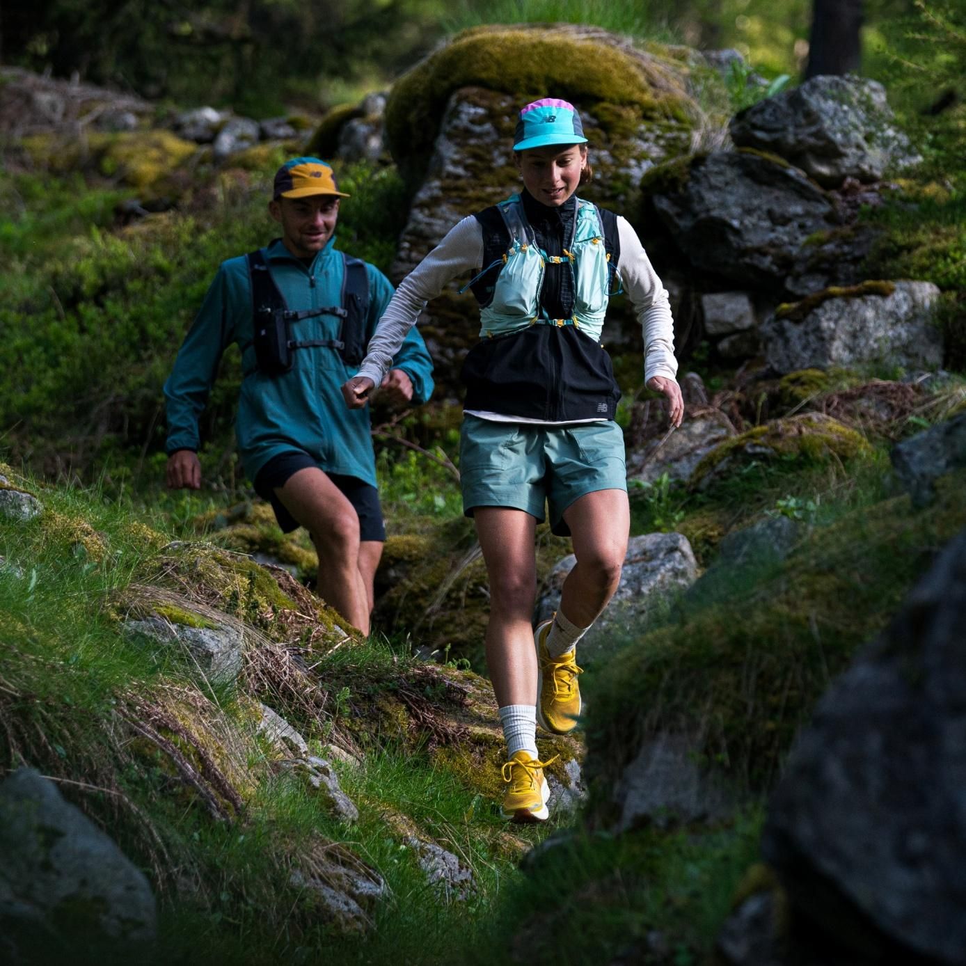 egy nő és egy férfi fut a hegyekben