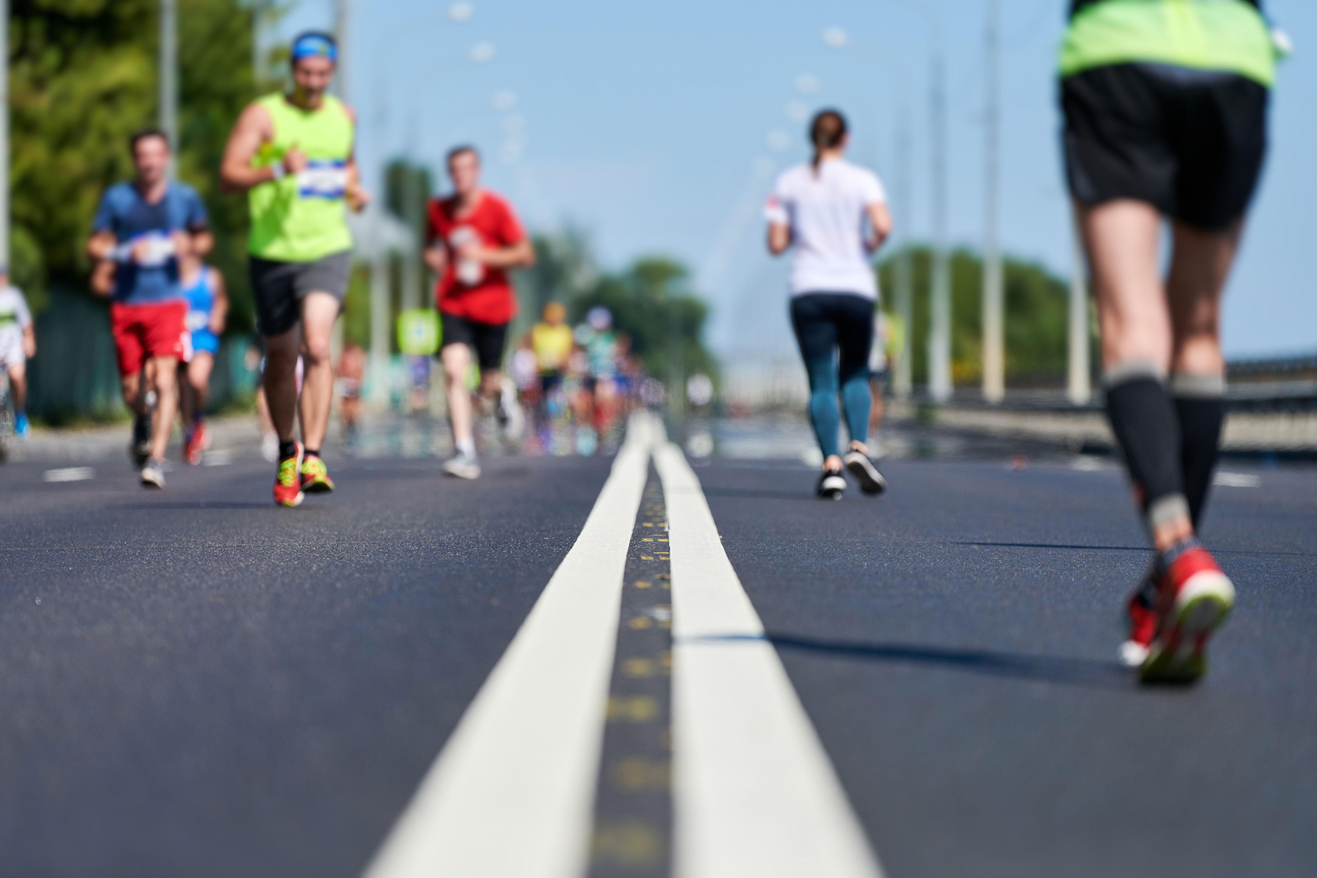 emberek futnak az utcán