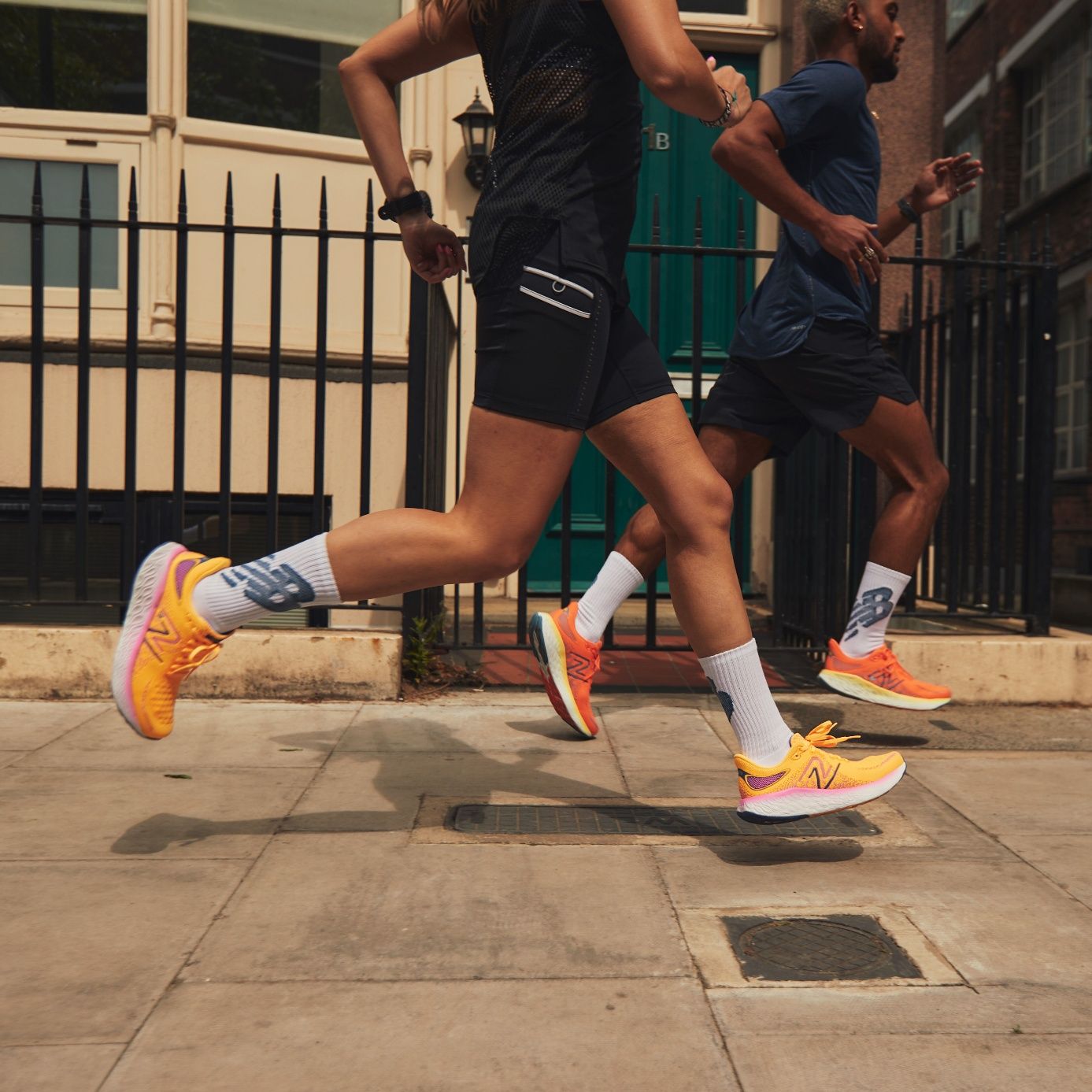 két férfi fut New Balance cipőben