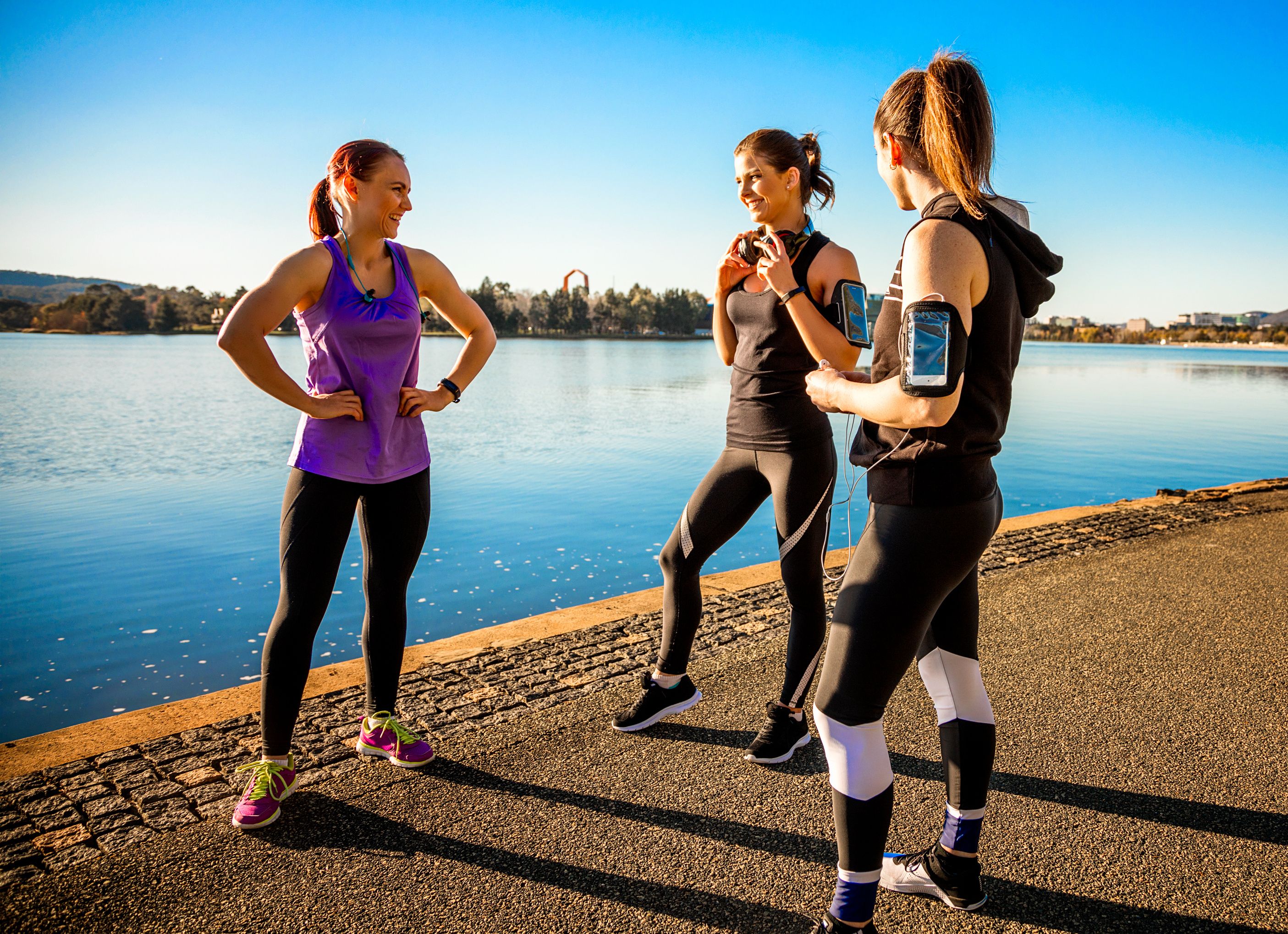 három nő futóedzés közben