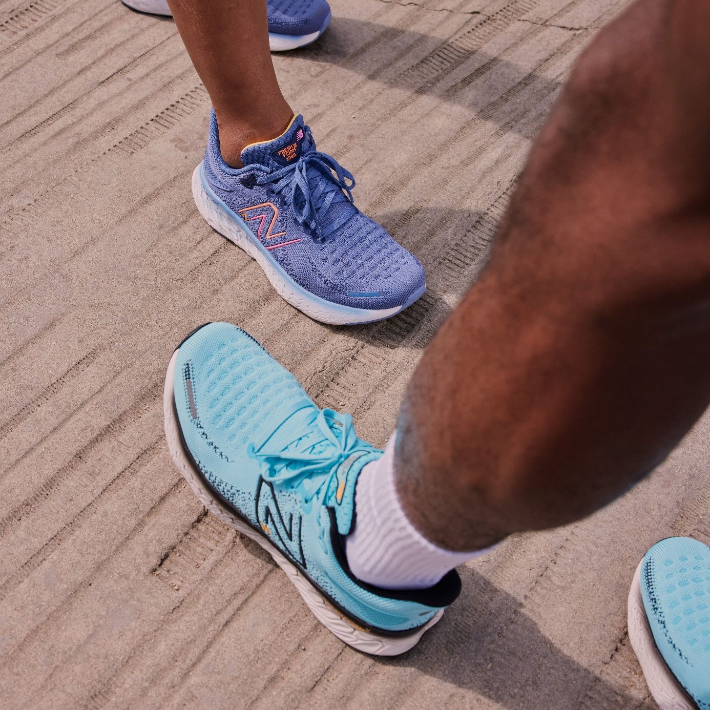 két ember New Balance cipőben