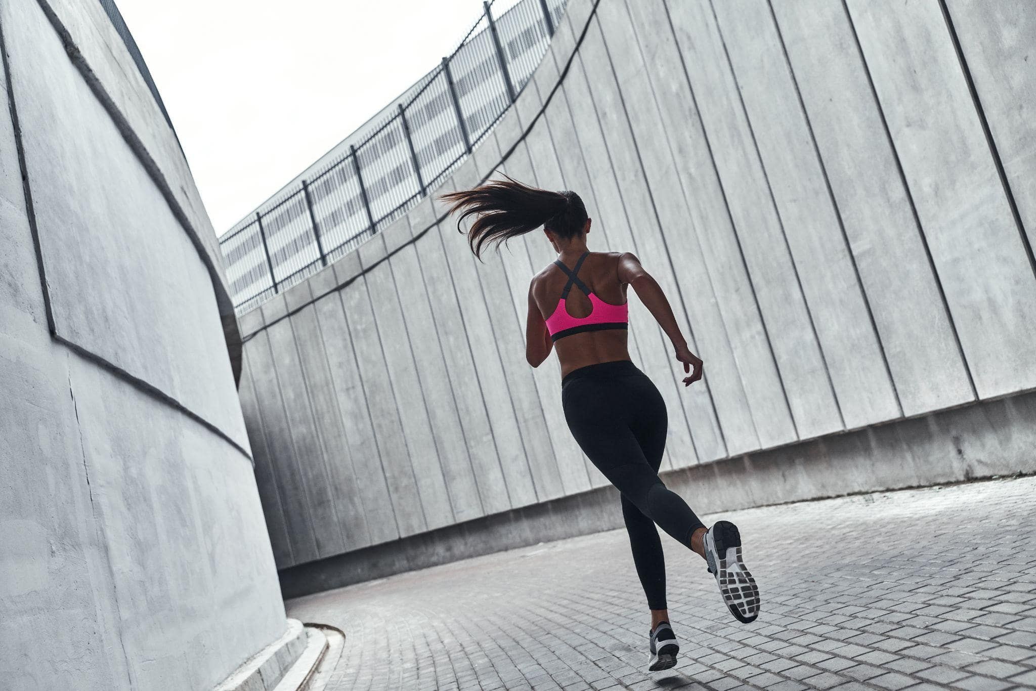 Žena beží po betóne