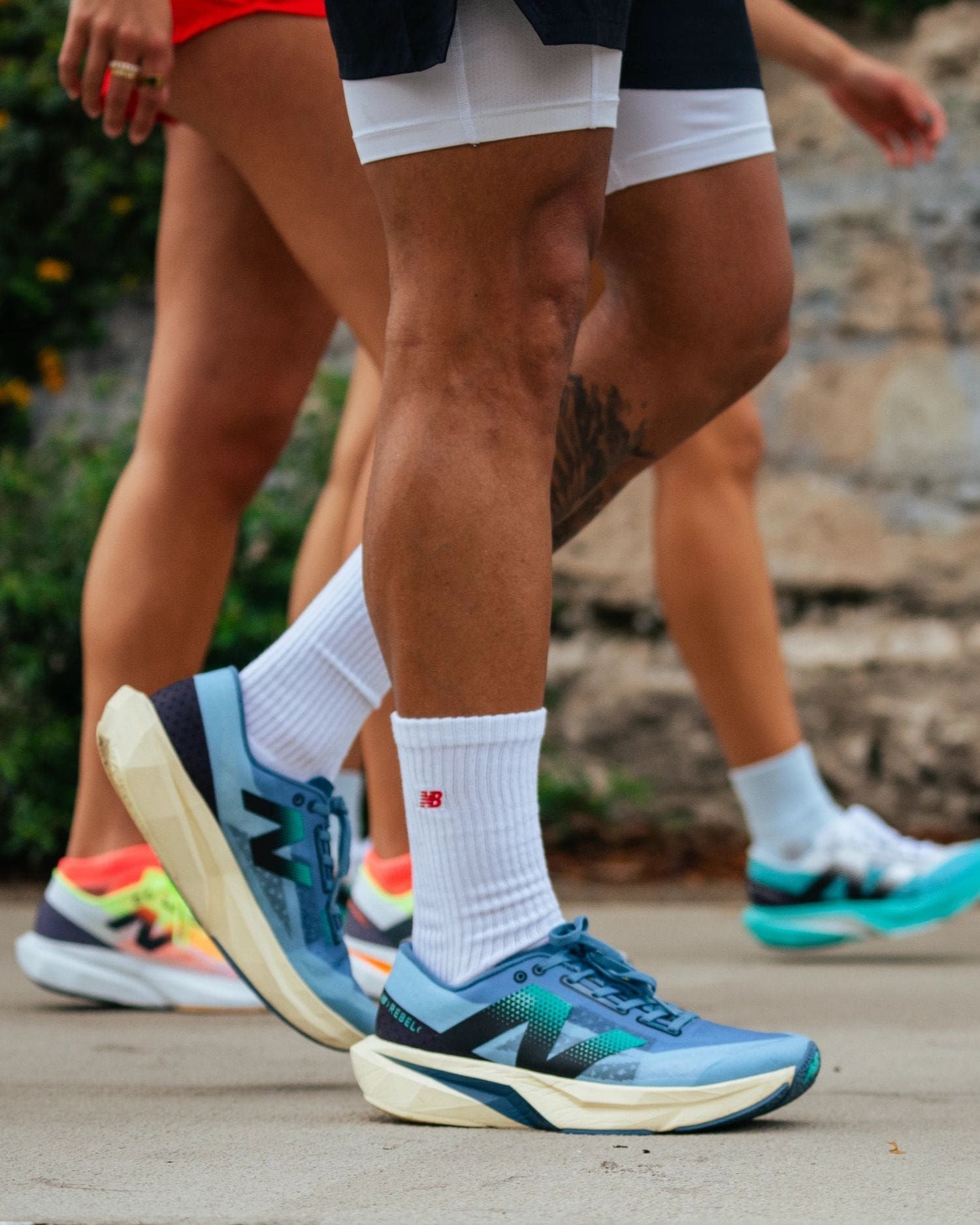 Noha bežca v športovej obuvi