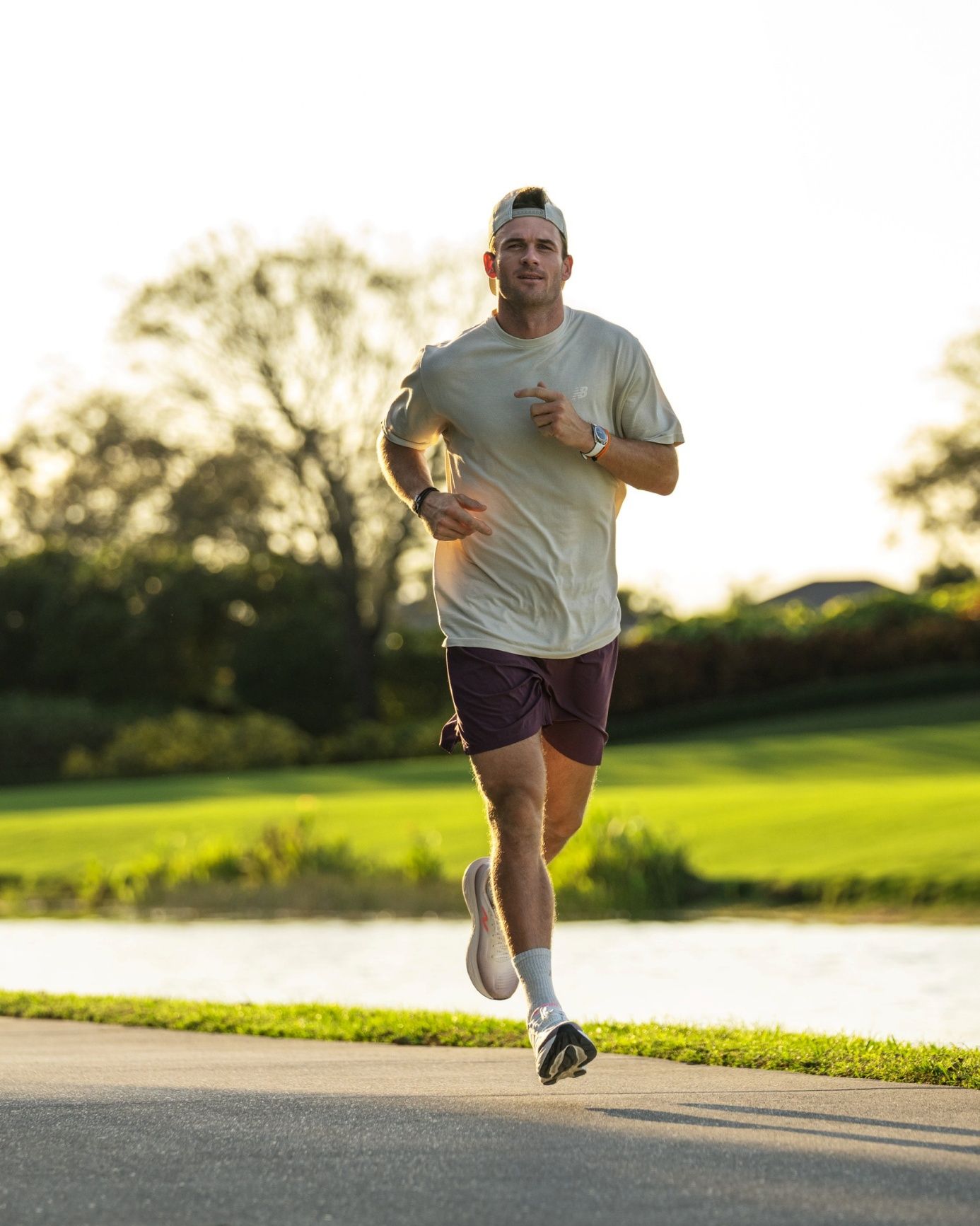 Beží muž v klobúku