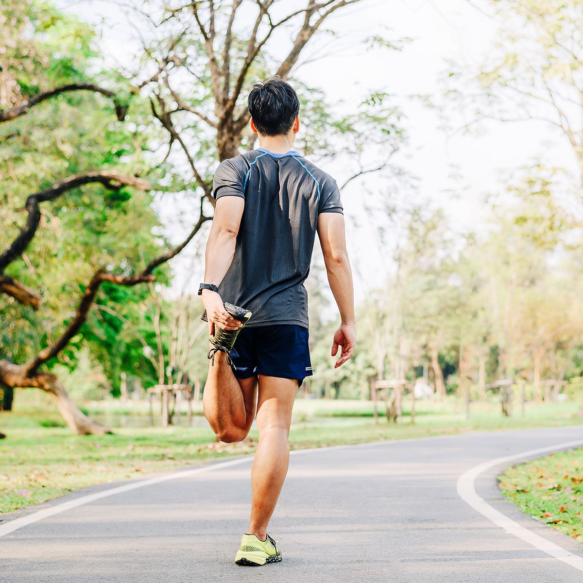 Mężczyzna robi rozgrzewkę na ścieżce w parku. - tytułowa