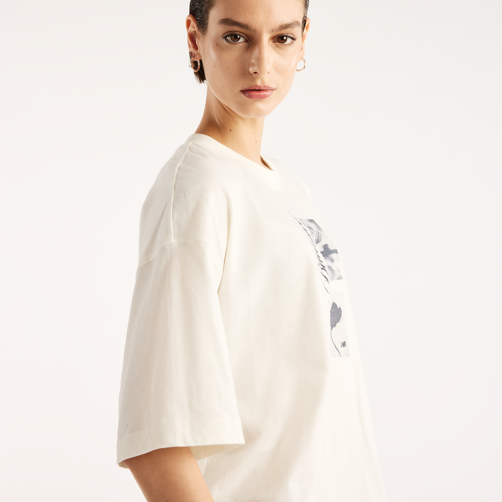 Koszulka damska New Balance Pressed Flowers Script – beżowa