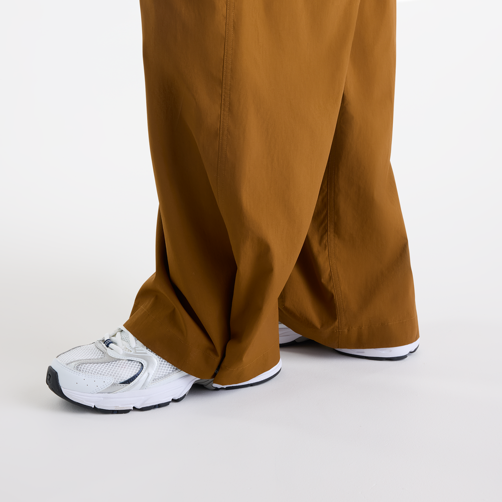 Spodnie damskie New Balance Cargo – brązowe