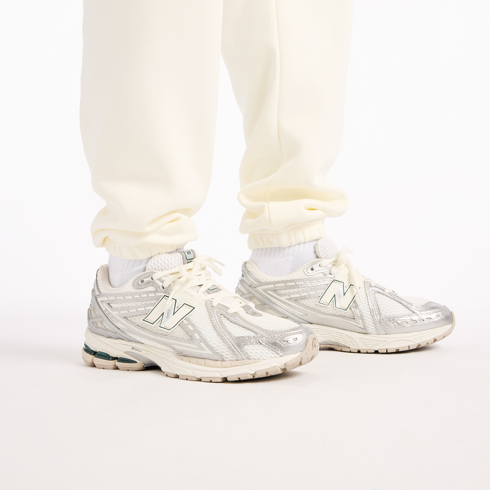 Spodnie męskie New Balance Reimagined Graphic – beżowe