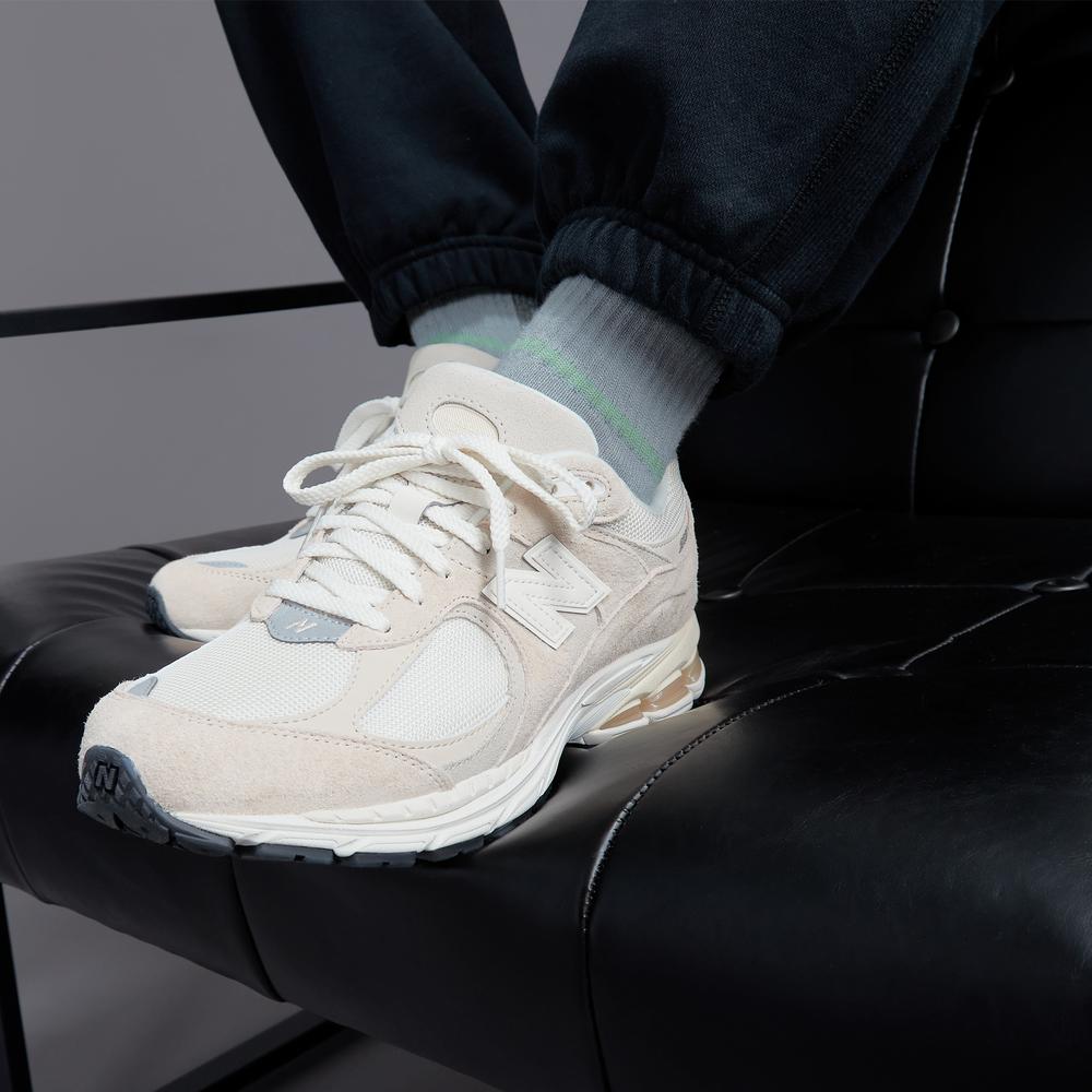 Buty unisex New Balance M2002RCC – beżowe