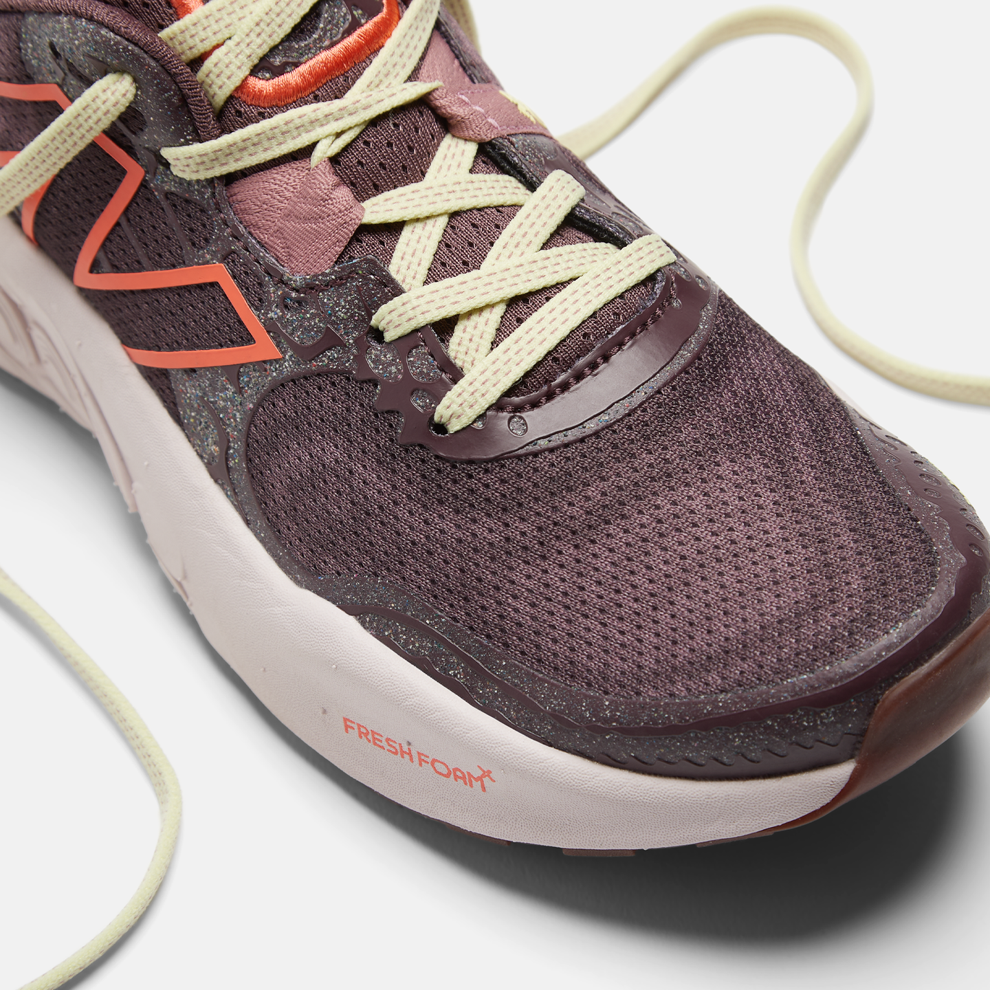 Buty damskie New Balance Fresh Foam X Hierro v8 WTHIERP8 – bordowe